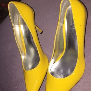 Glossy Yellow Heels !